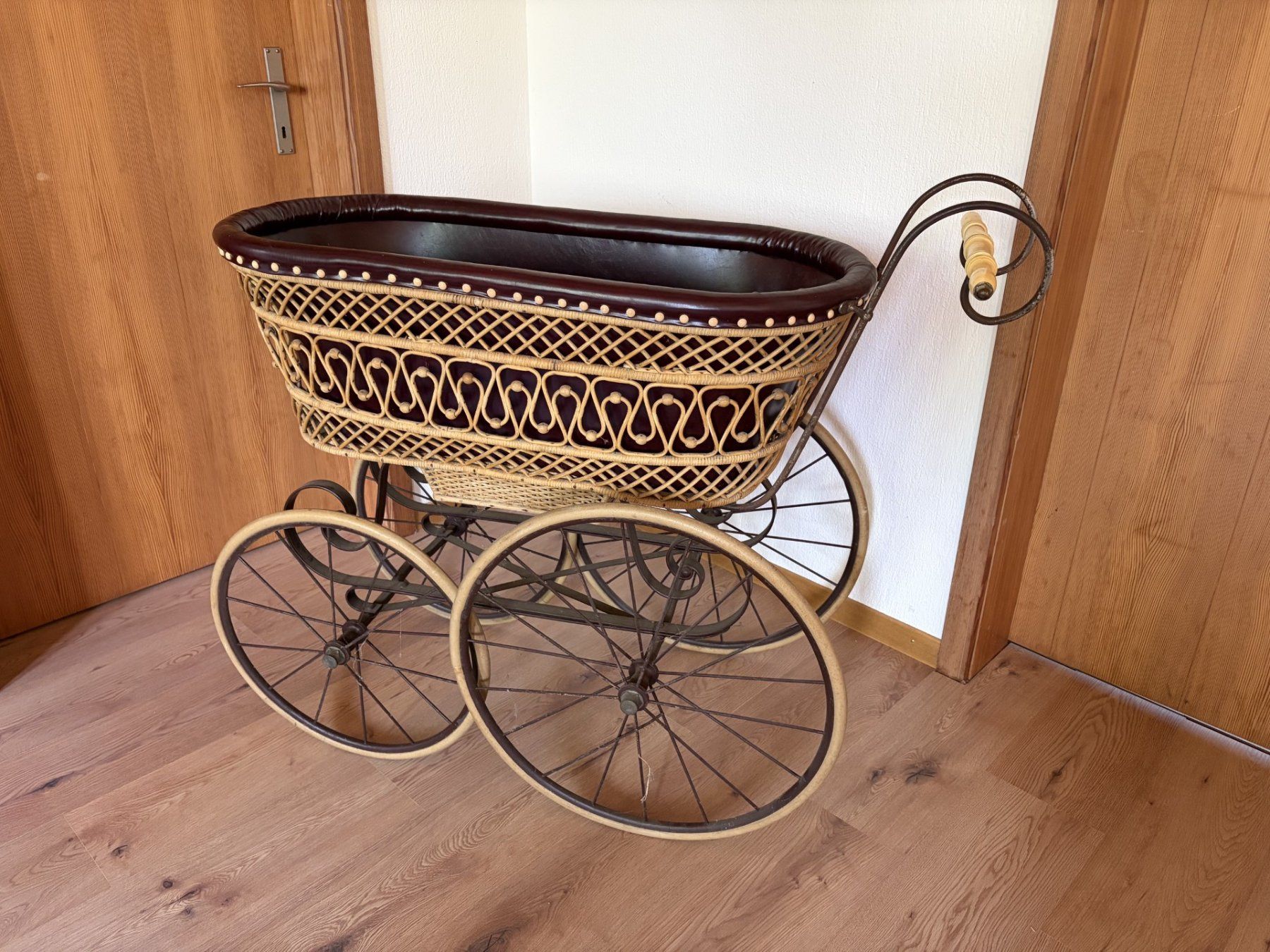 Poussette: Antiker Kinderwagen – D'occasion à Ins par hoelgu