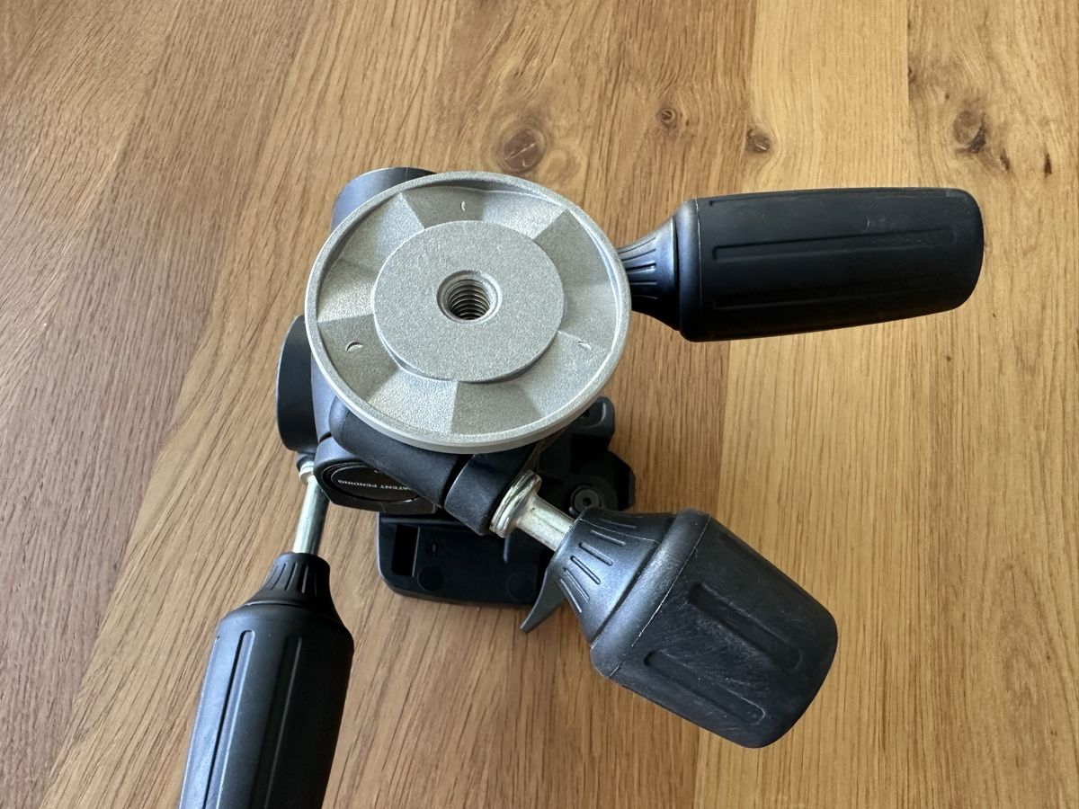 Manfrotto Treppiedi & Teste: Manfrotto 804RC2 Stativkopf mit 2 Platten – Usato da Unterseen venduto da domhad 2