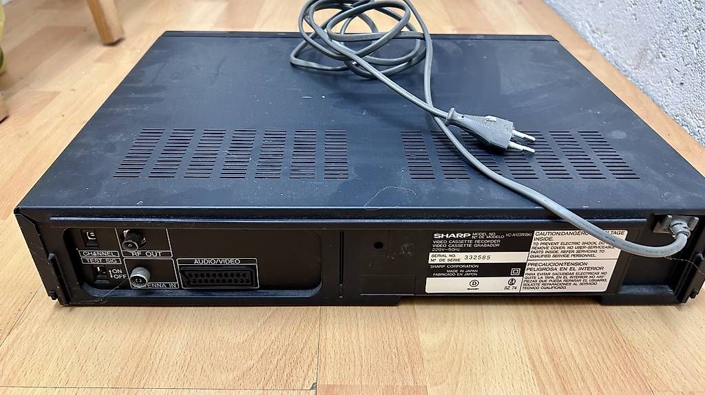 Sharp Registratori: VHS-Videorekorder der Marke Sharp. – Usato da Heerbrugg venduto da Mediabox 1