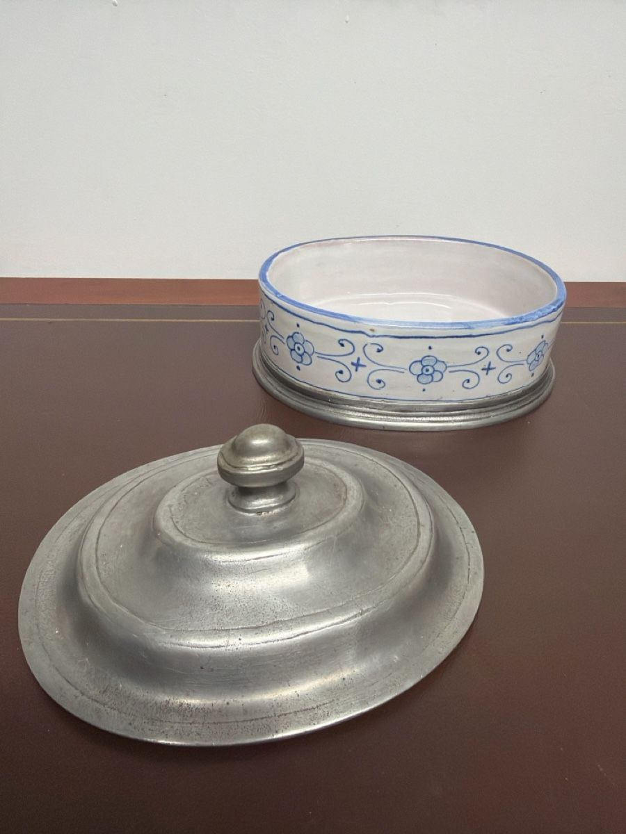Barattoli: Boîte ancienne en faïence et étain  – Usato da Bôle venduto da K200C 1