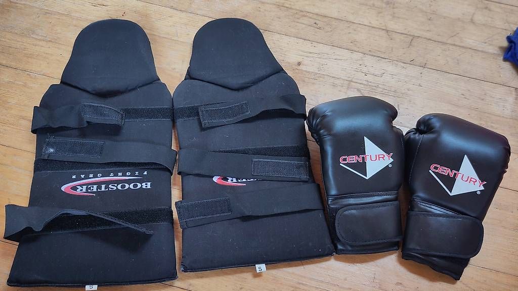 Guanti & manicotti: Boxhandschuhe und Schienbeinschoner  – Usato da Niederlenz venduto da rot_f9sd 4