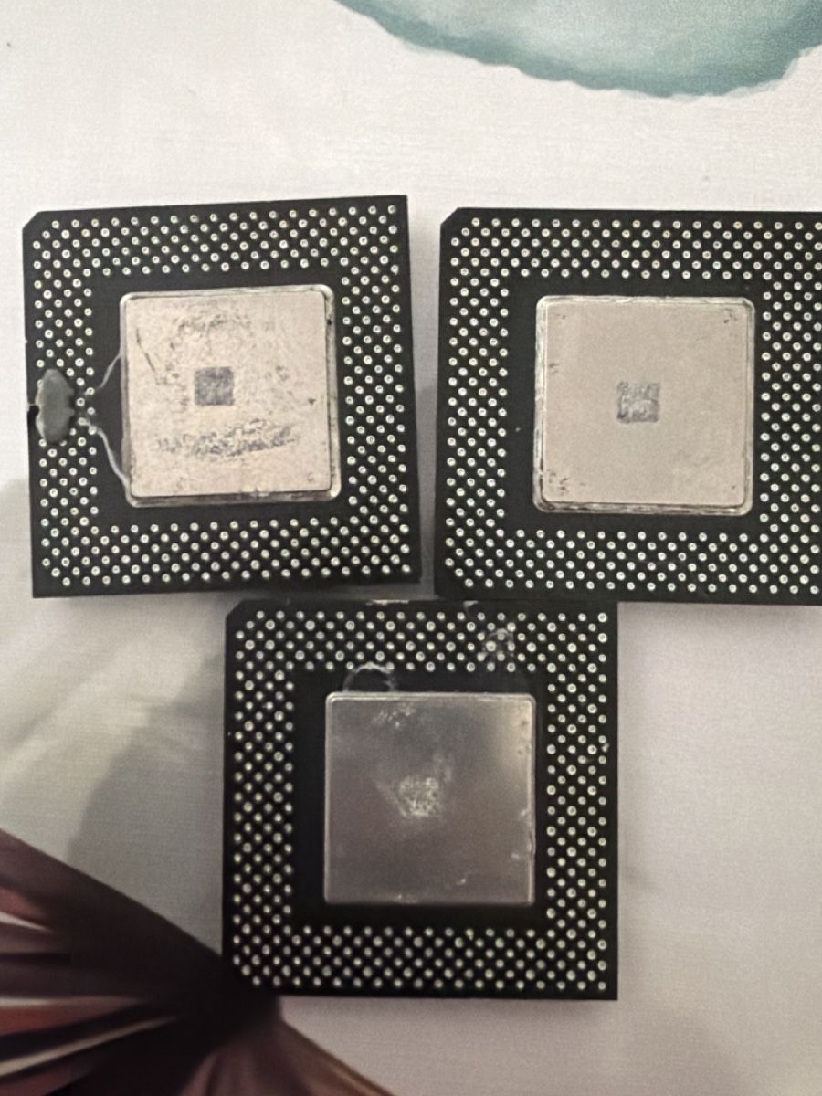 Intel Composants électroniques: Lots de processeurs Intel Celeron  – Défectueux à Martigny par capri2800