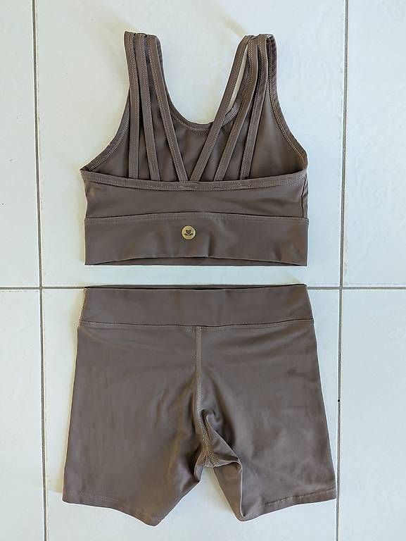 Lotti di vestiti: Shorts und Top – Usato da Herzogenbuchsee venduto da Obivius