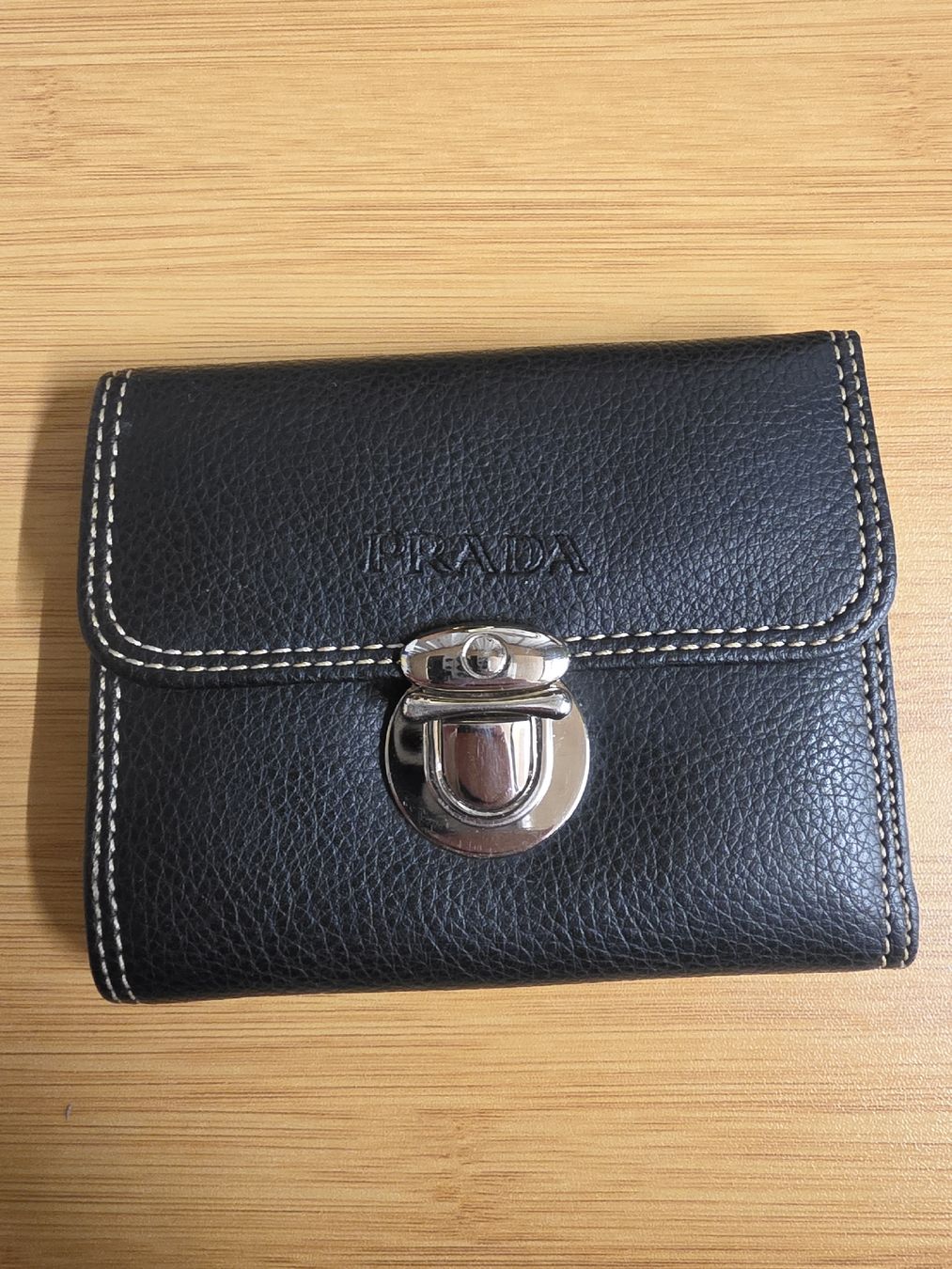 Prada Portemonnaies: Porte monnaie Prada – D'occasion à Val-d'Illiez par AntiqueG