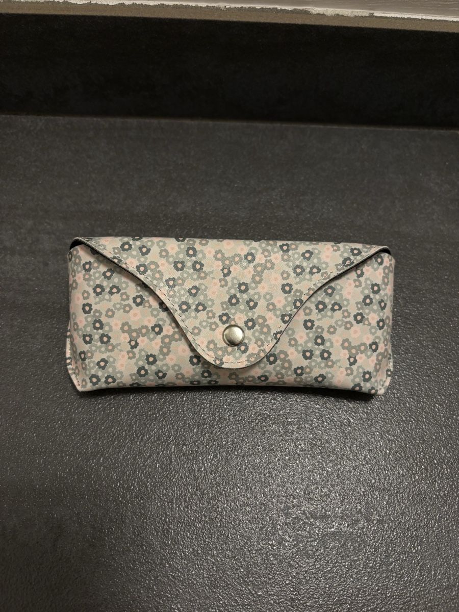 Altro in  Abbigliamento & Accessori: Brillenetui mit Blumenmuster – Usato da Rümlang venduto da svent