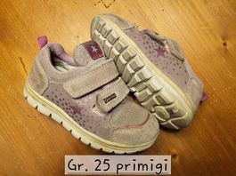 Turnschuhe. 25