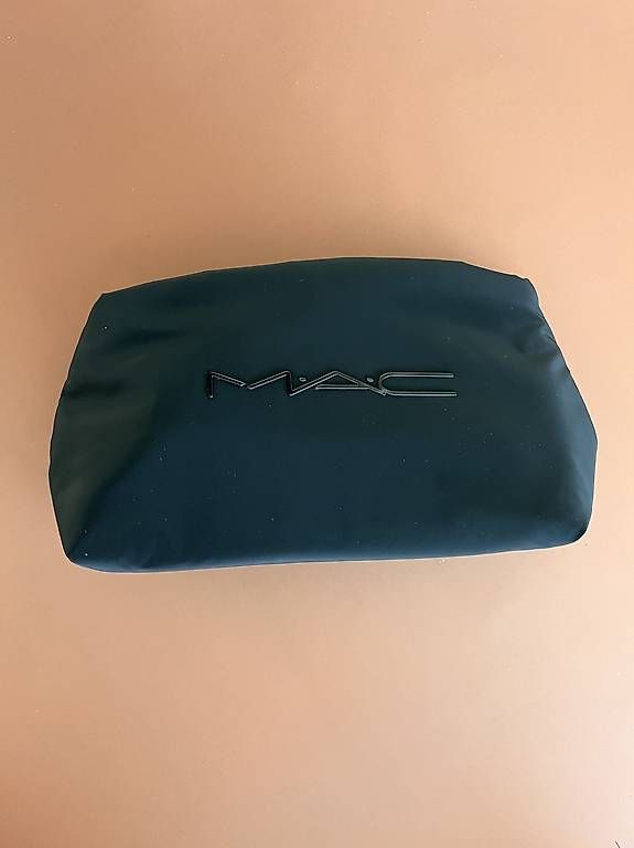 Kosmetikkoffer: MAC Kosmetikbeutel schwarz, neu, ca. 30x16 cm – Gebraucht aus Cham von nininanana 2