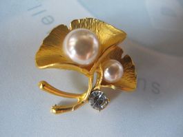 Elegante  Brosche, Goldfarben mit Perlen und Stras...