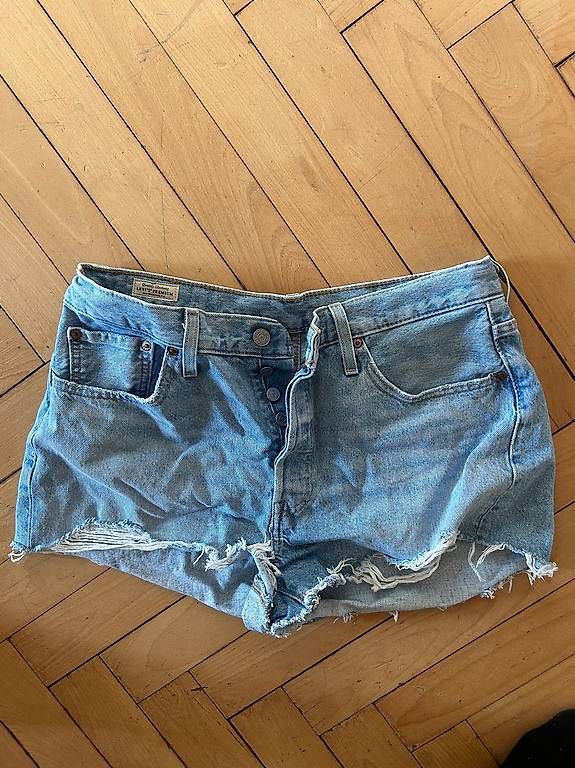 Jeans: Levis Hotpants Gr. 32 – Gebraucht aus Zürich von car_php8 1