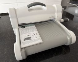Sizzix Big Shot Plus mit ganz viel Zubehör