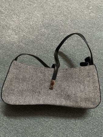 Handtasche schwarz weiss Fischgrätenmuster guter Zustand