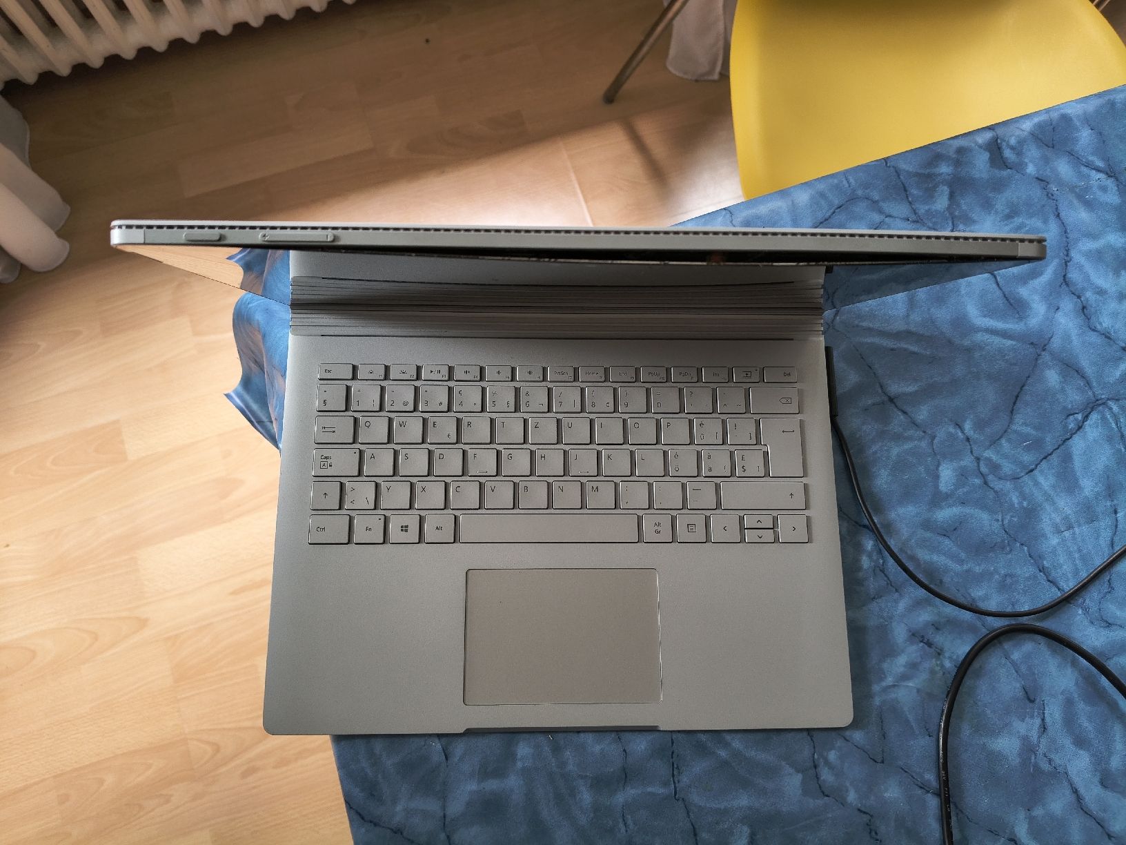Microsoft Notebooks: Microsoft Surface Book 8GB RAM 256GB SSD i7 - Expanded Panel – Defekt aus Zürich von TrainLine 2