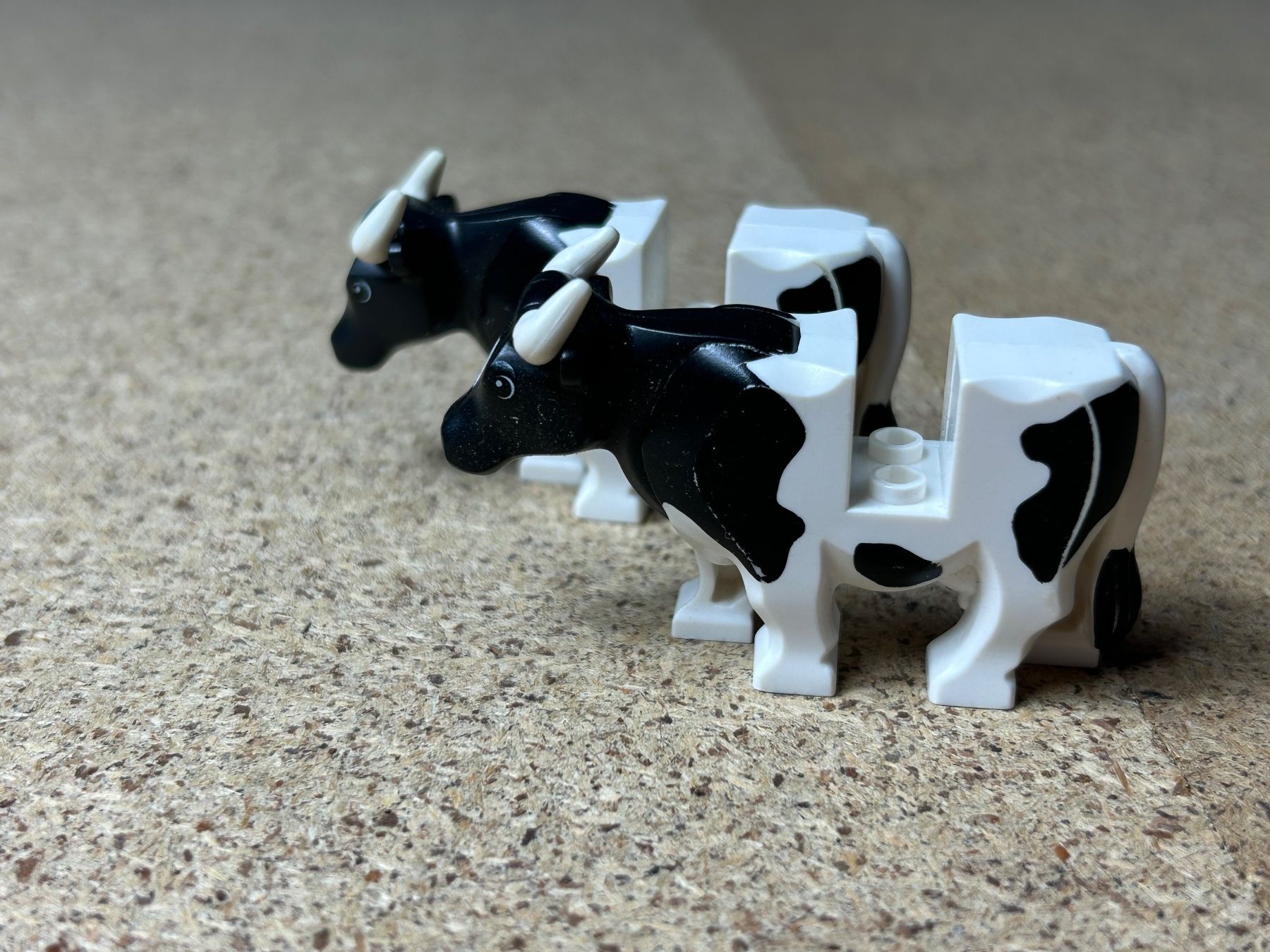 Lego Giocattoli: Zwei schwarz/weisse Lego Kühe – Usato da Baar venduto da bricksandmore