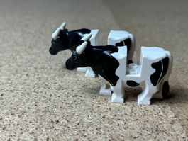 Zwei schwarz/weisse Lego Kühe