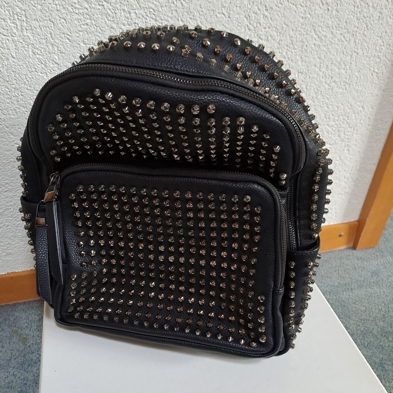 Zaini: Cooler Nieten Rucksack, Schwarz – Usato da Frauenfeld venduto da Andadaa