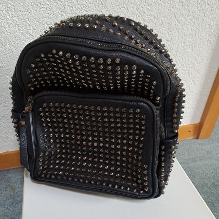 Cooler Nieten Rucksack, Schwarz