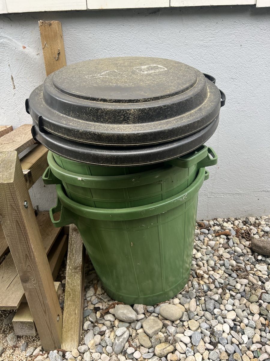 Altro per la casa: Green Plastic Trash Can With Lid - Perfect for Spring! – Usato da Corcelles-Payerne venduto da jp6_5nss