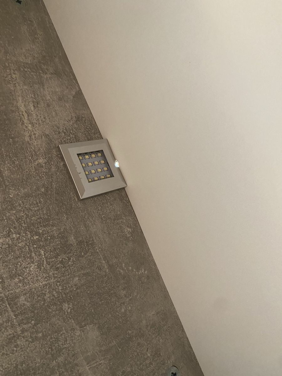 Vitrinen: Moderner LED-Vitrinenschrank – Neu (gemäss Beschreibung) aus Ilanz von joa_wmm9 3