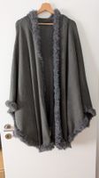 Poncho invernale con cappuccio e pelliccia sintetica