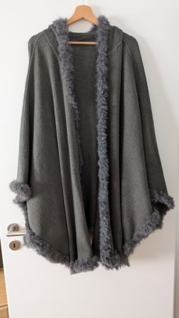 Poncho invernale con cappuccio e pelliccia sintetica