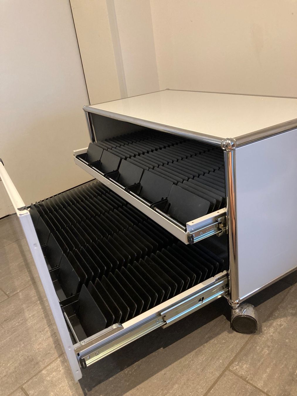 Cassettiere: USM Lowboard mit CD Schubladen f. 200 CD – Usato da Thalwil venduto da tho_my69 1