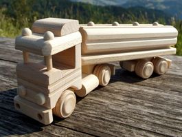 Tankwagen aus Holz – neues Spielzeug