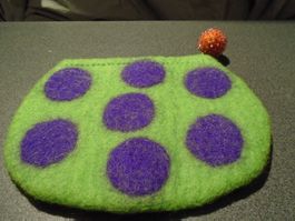 Täschchen / Tasche grün/violette Punkte
