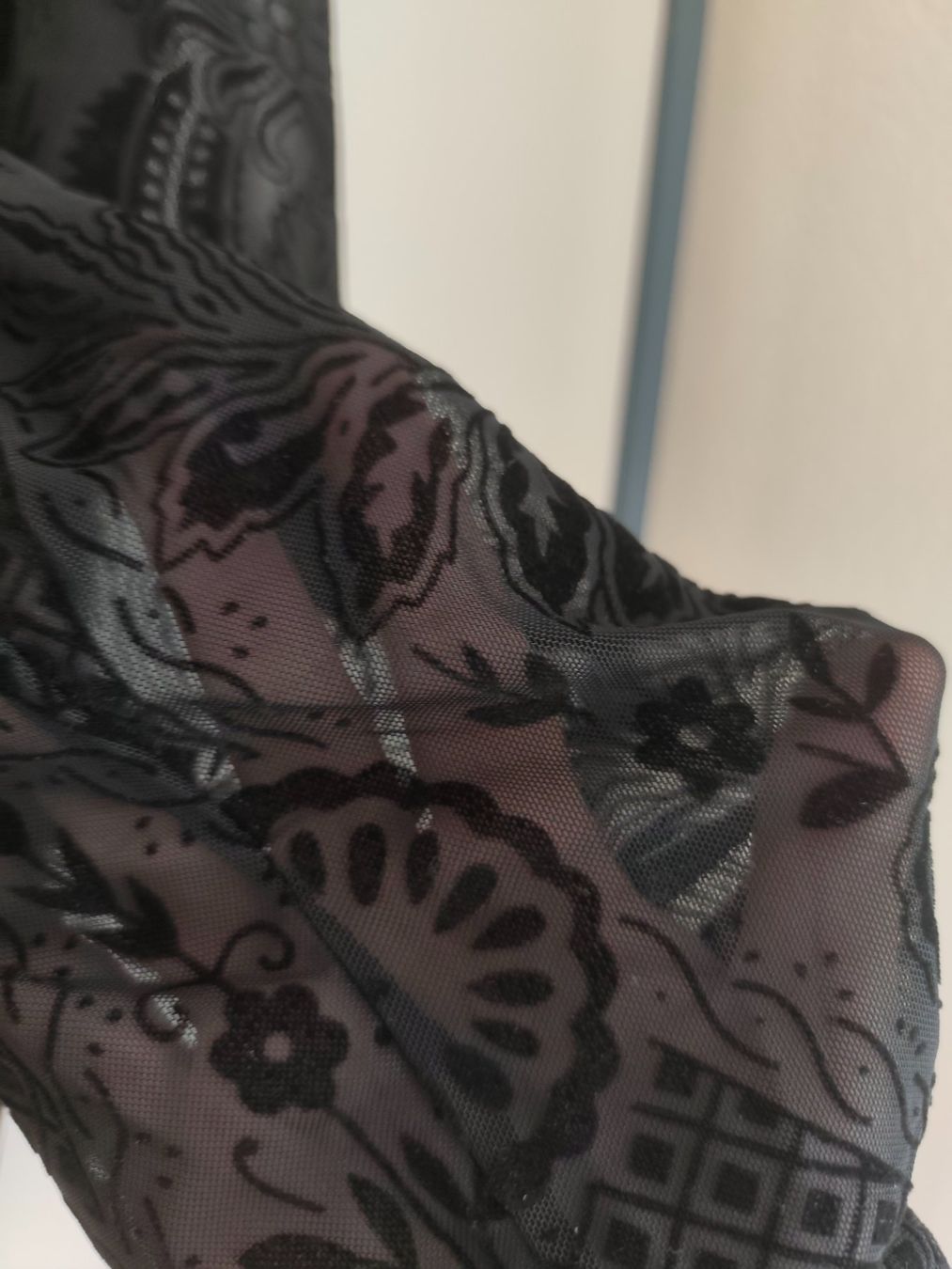 Camicette: Damen Bluse Samt Spitzenärmel schwarz Grösse M neu – Nuovo (secondo la descrizione) da Eschenbach LU venduto da Orchi 1