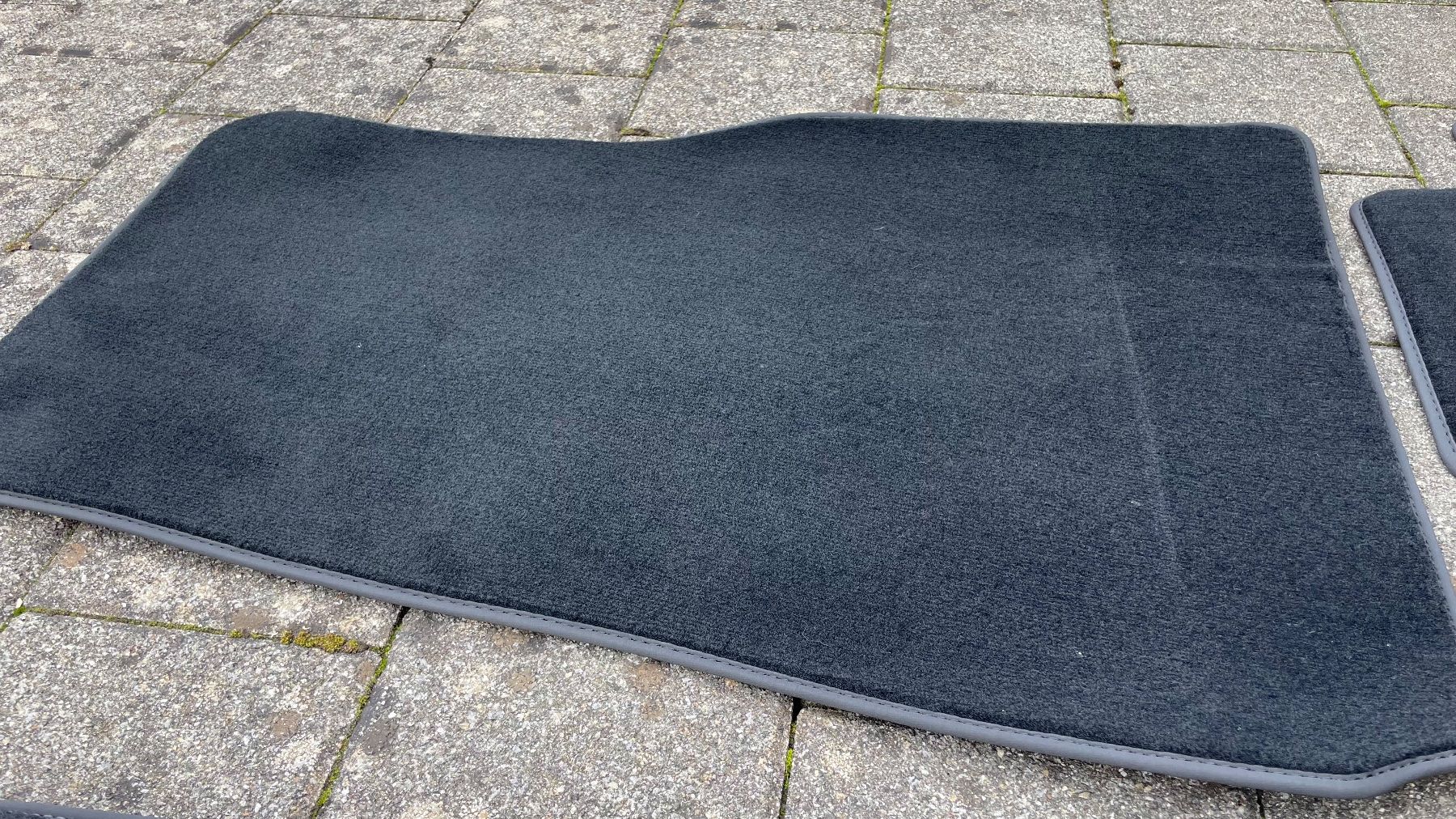 Tesla Tappeti & Tappetini: Tesla model Y floor mats (like new) – Nuovo (secondo la descrizione) da Murg venduto da may_d9bw 2