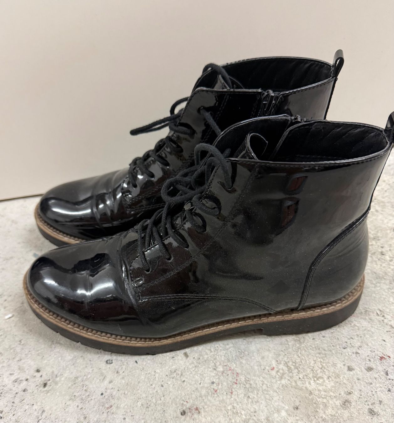 Damenschuhe: Schwarze Lackleder Stiefeletten – Gebraucht aus Interlaken von feli_z
