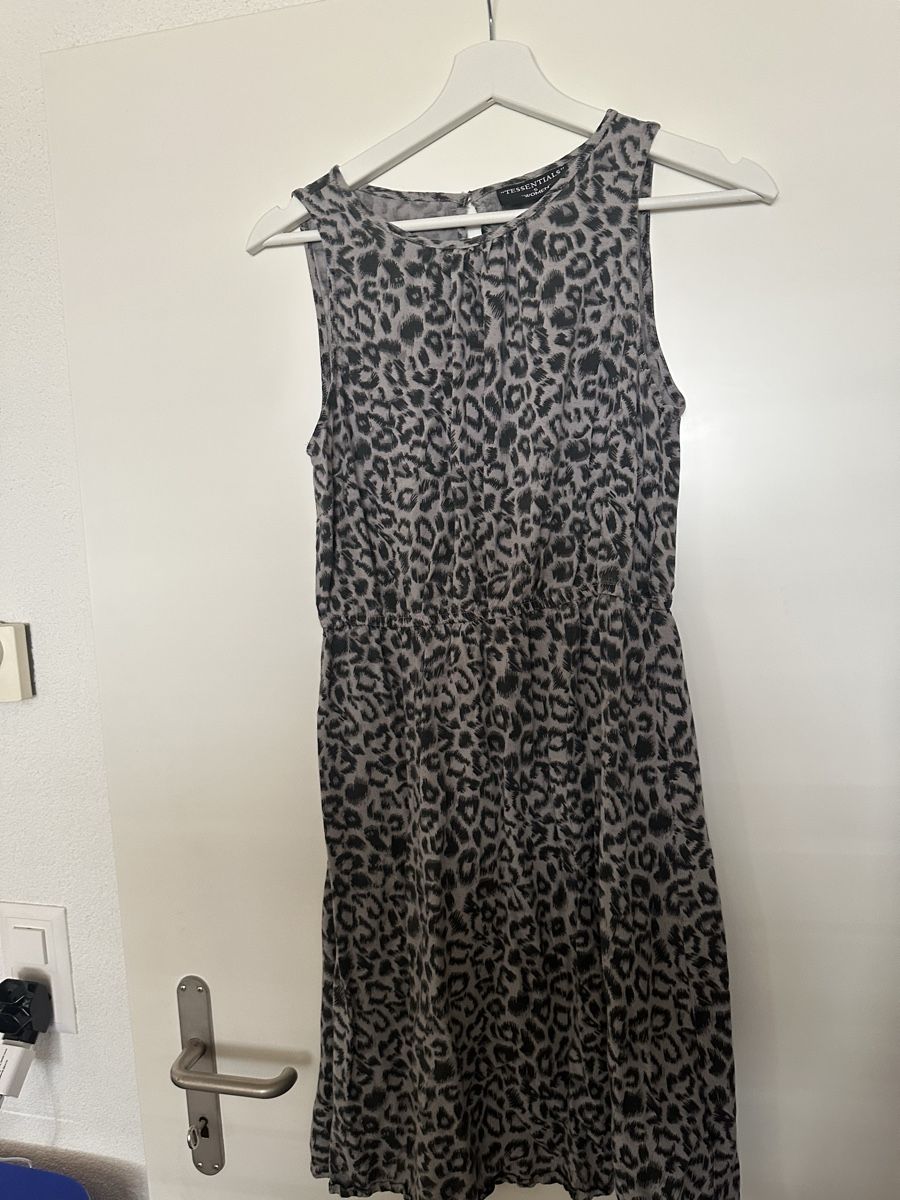 Robes: Sommerliches Kleid "Tessentials" Leoprint, Grösse S – D'occasion à Reinach BL par Alles_muss_weg00 1