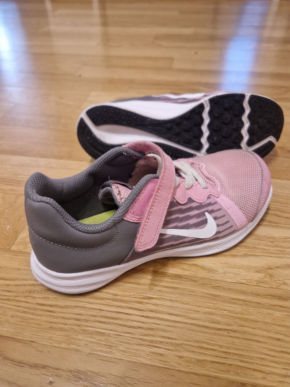 Nike Scarpe per ragazze: chaussure basket nike taille 34 – Usato da Penthaz venduto da Sosotroc
