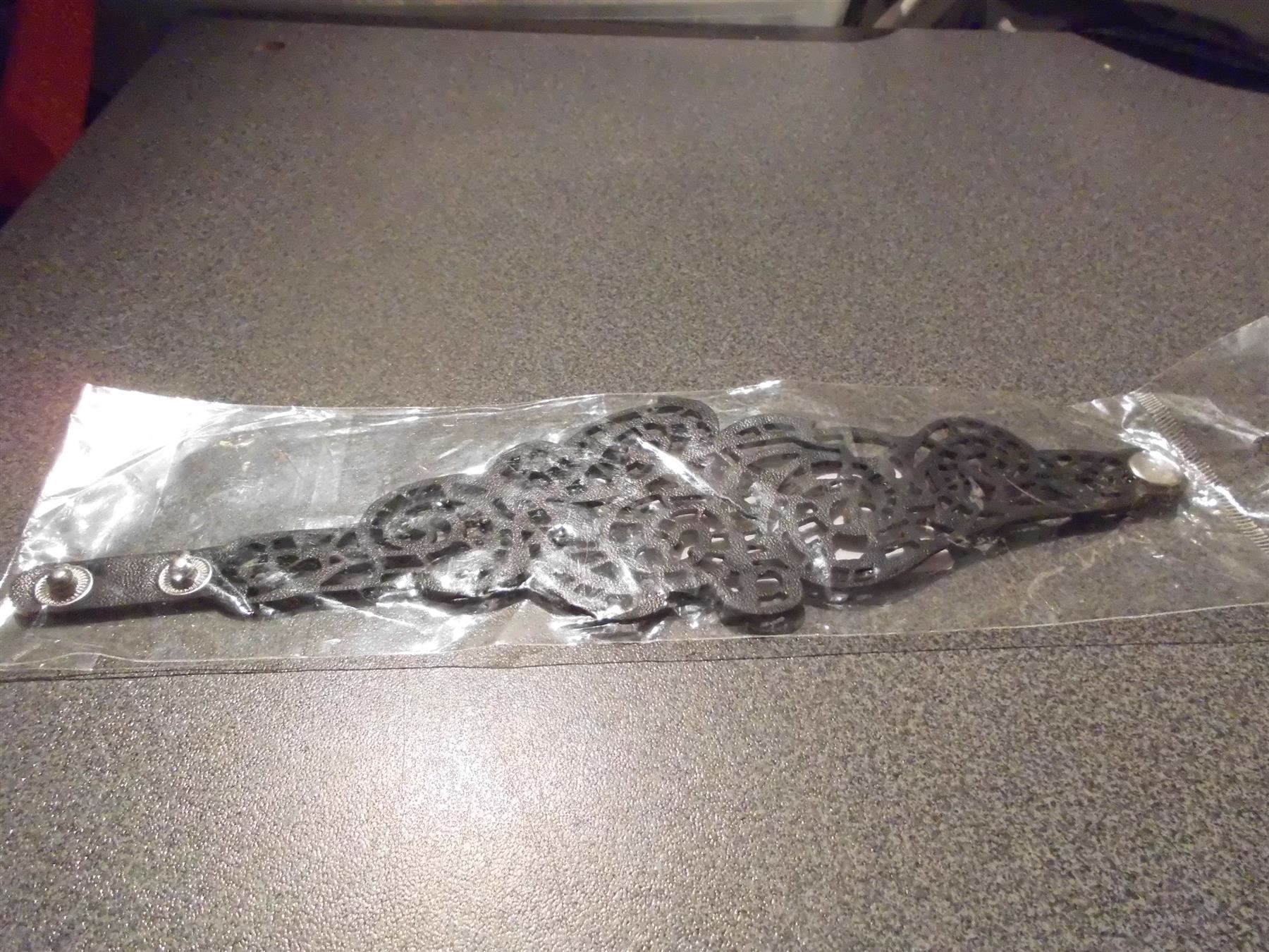 Armbänder & -reifen: Armband schwarz/Lochmuster, Druckknopf – Neu und originalverpackt aus Zürich von abraxas1291