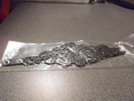 Armband schwarz/Lochmuster, Druckknopf