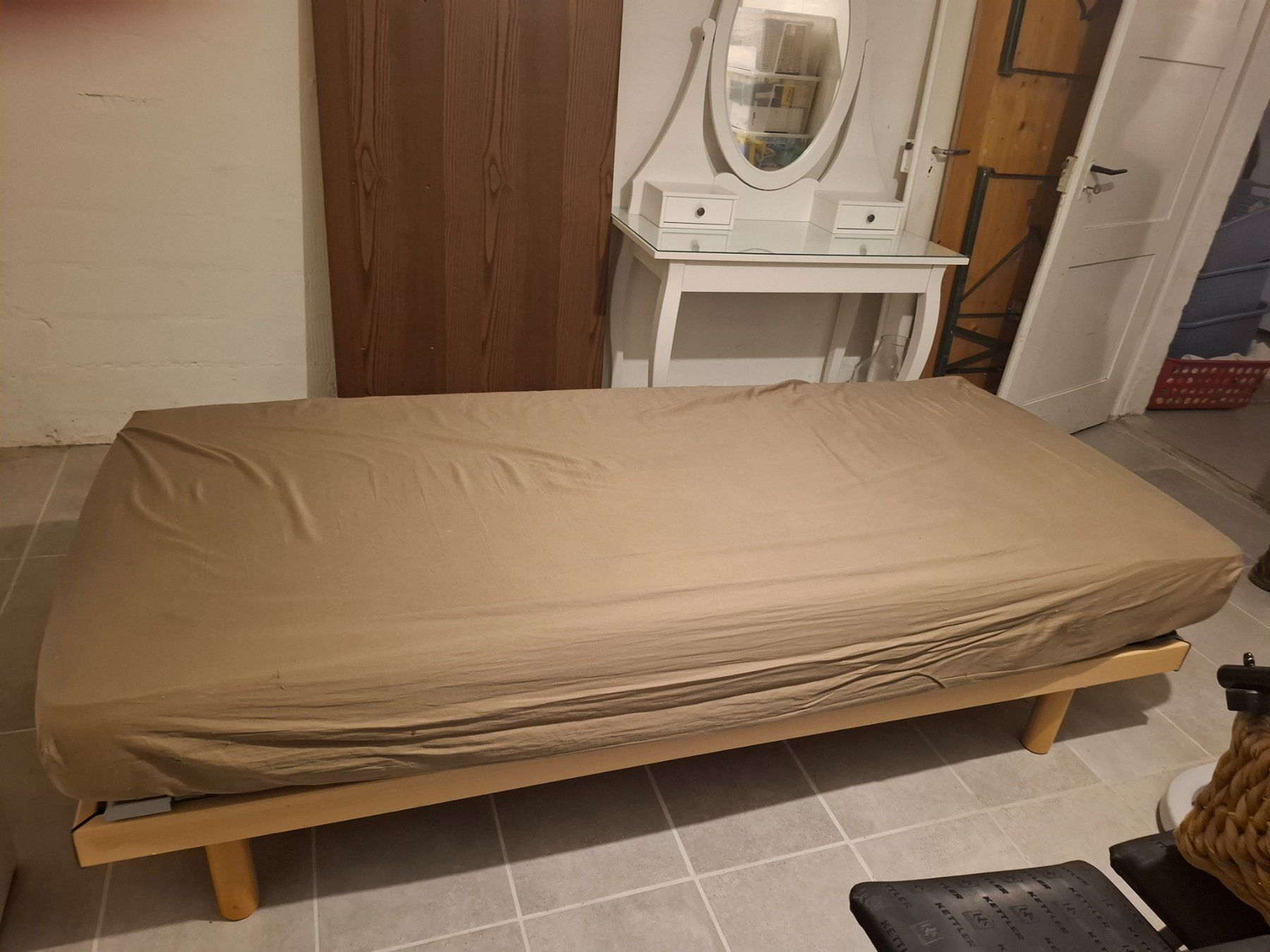 Betten: Gästebett 90 x 200 cm – Gebraucht aus Bülach von Wuxi
