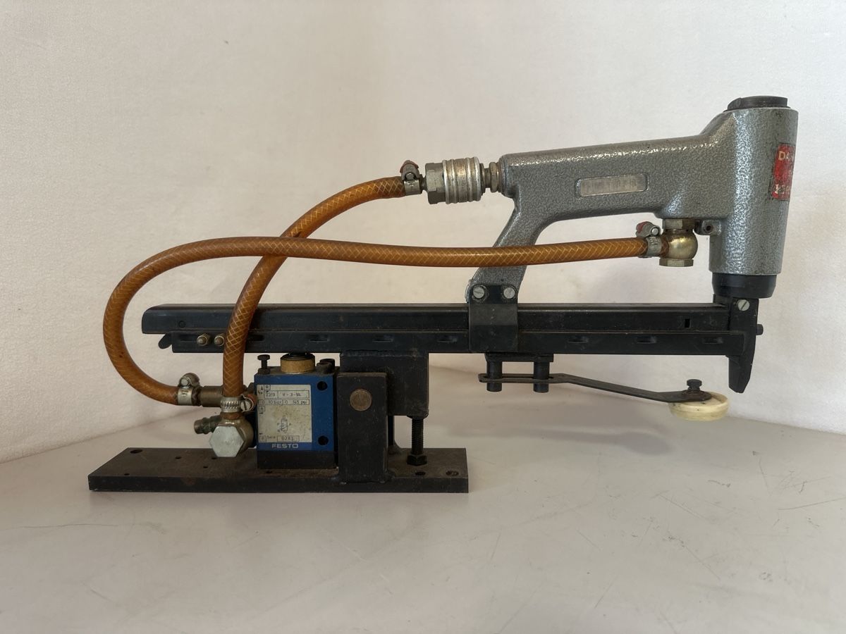Alle Maschinen: Pneumatic table stapler BEA Germany Used – Gebraucht aus Elsau von MANWITHVAN 1