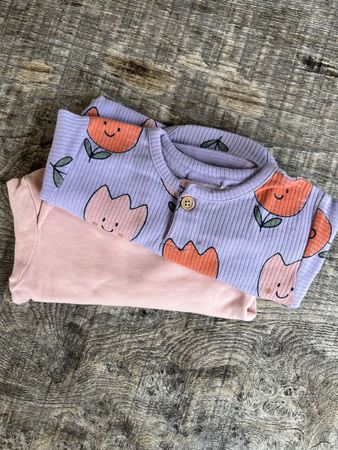 Body 86/92 rosa und gemustert Grösse 1
