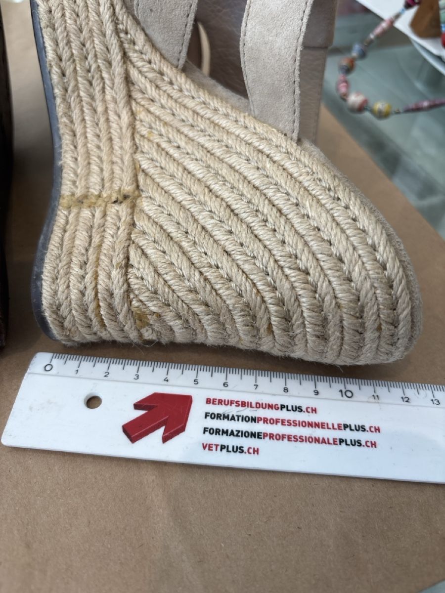 Ugg Scarpe da donna: UGG Keilabsatz Sandalen beige Grösse 38 Leder – Usato da Burgdorf venduto da VouSchoen 5