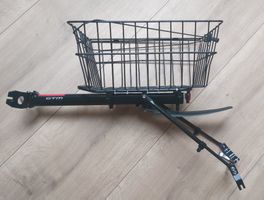 Gepäckträger mit dem Fahrradkorb