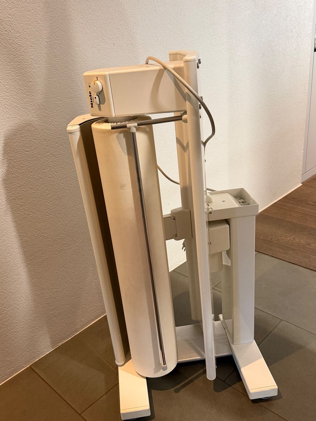 Tutte le macchine: Miele Bügelmaschine mit breiter Walze – Usato da Spiegel b. Bern venduto da rit_9s2z 3
