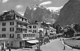 Grindelwald BE Dorfstrasse mit Wetterhorn