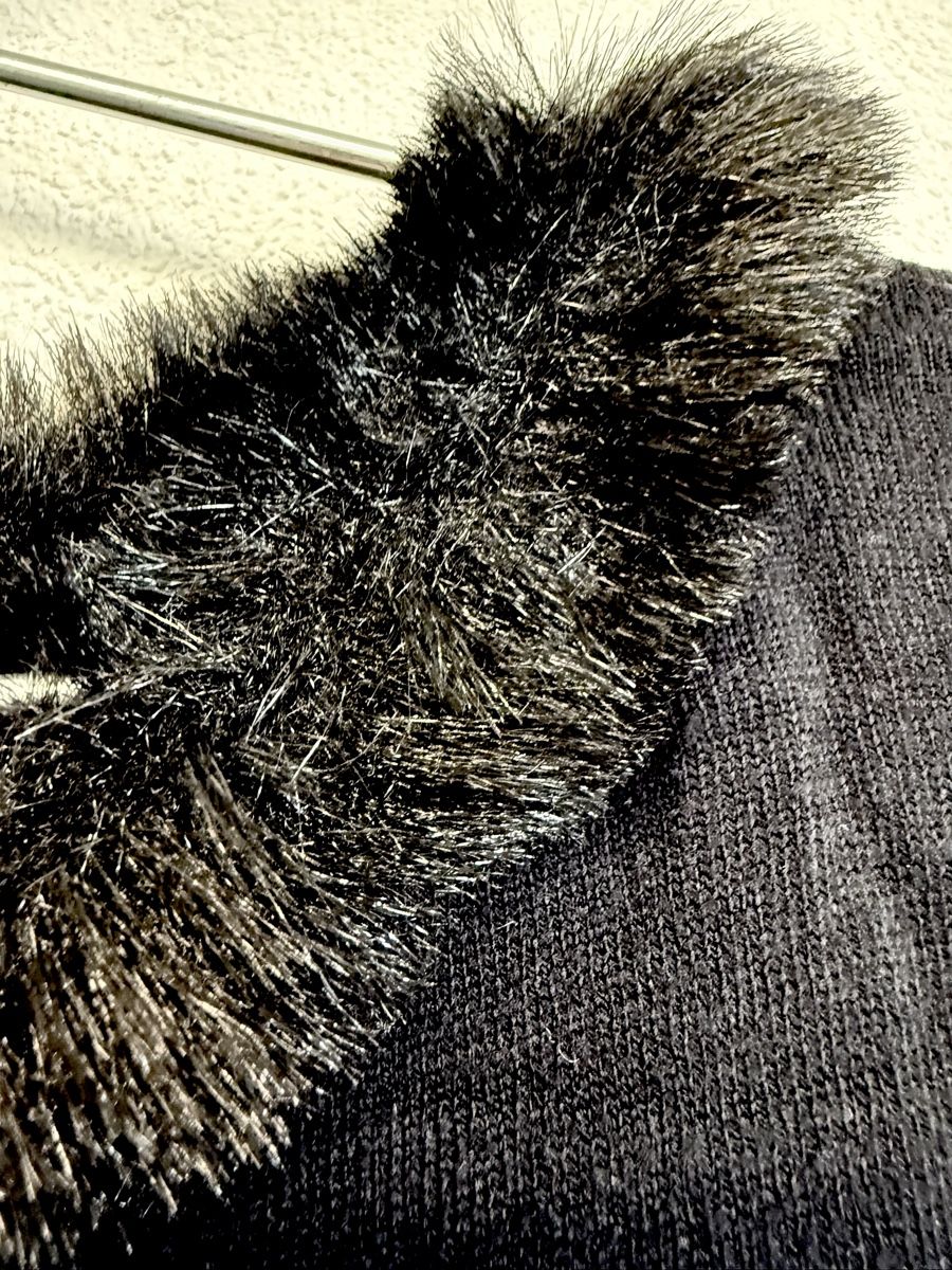 Pulls & Sweat-shirts: Schwarzer Pullover mit Pelzkragen, Grösse M, Top! – D'occasion à Lyss par Sibella56 2