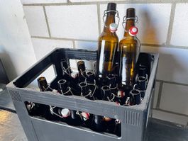 8 Harassen inkl.  20 x 0.5 l Bügelflaschen