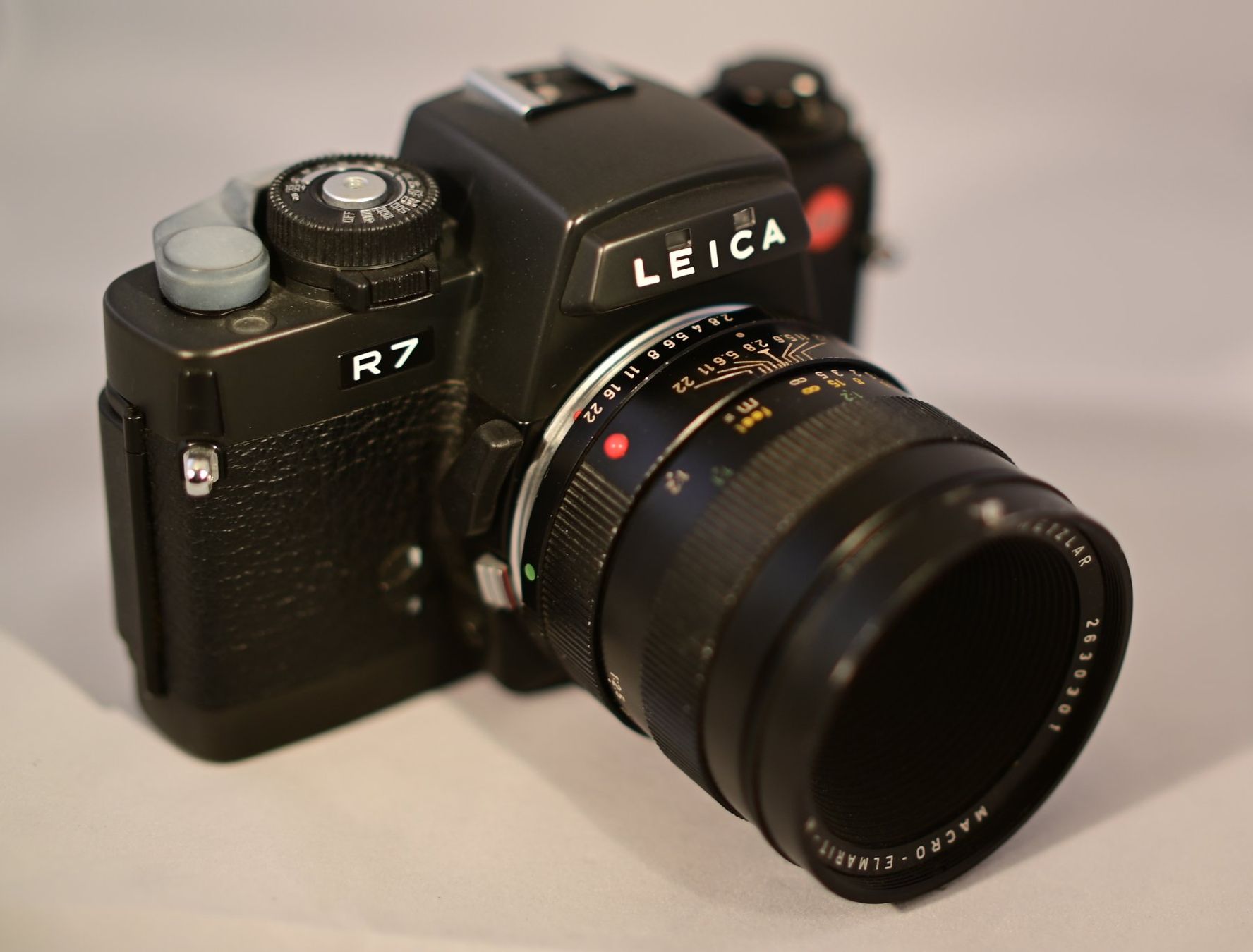 Leica Appareil photo: Leica R7 mit 60mm Objektiv – D'occasion à Uster par Stoessda