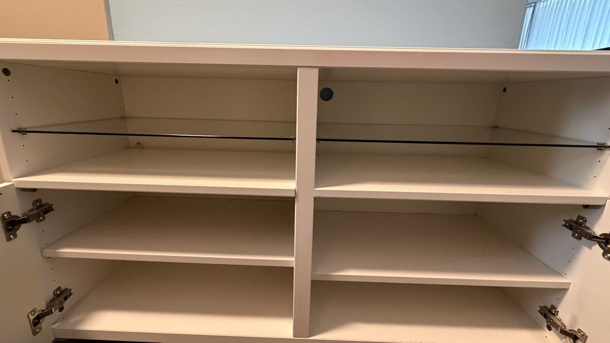 Mobili TV: TV-Möbel in Weiss mit Glastablaren – Usato da Zürich venduto da nevi.cvet 3