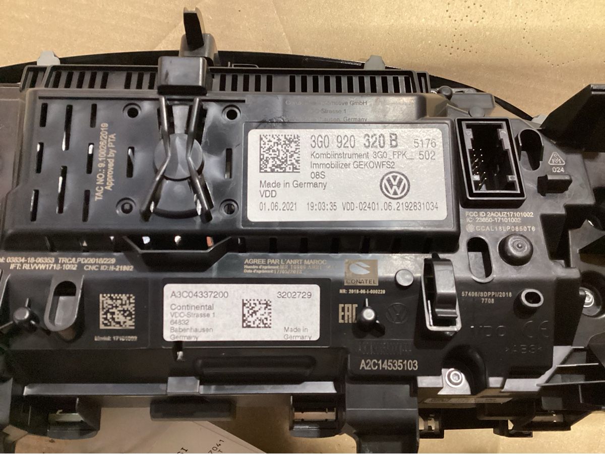 VW Tutti pezzi di ricambio auto: Tacho zu VW Passat 2.0 TSI – Usato da Reichenburg venduto da T864RX 3