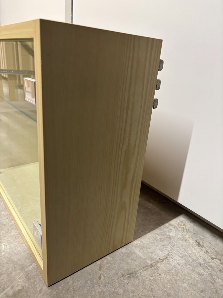 Vitrines: Vitrine hell Holzoptik mit Glastüren zwei Fächer – D'occasion à Lüchingen par Ricardo_9450 1