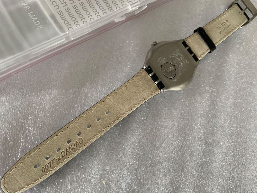 Swatch Montres: Swatch James Bond GENERAL ORLOV / OCTOPUSSY - ungetragen – Neuf avec emballage d'origine à Wettswil par rotonda 8