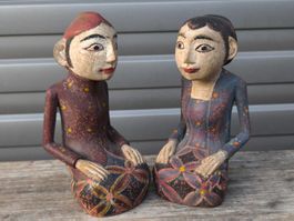 Altes Paar indonesische Skulpturen aus Holz