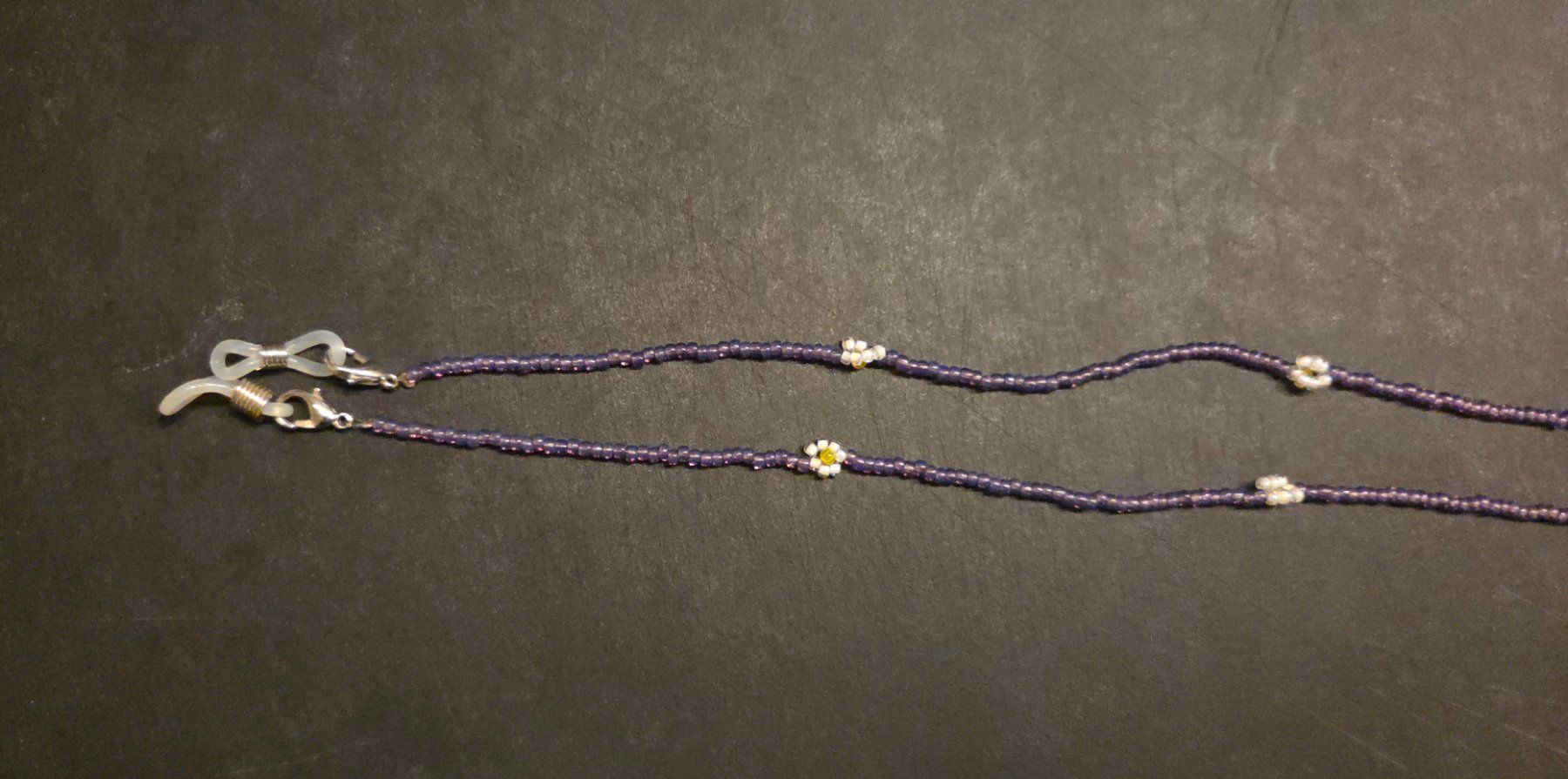 Ketten: Lila Brillenkette mit Blümchen – Gebraucht aus Zürich von wile_coyote